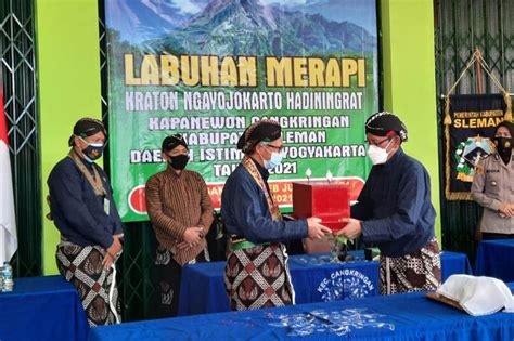 Gunung Merapi Status Siaga Kraton Yogyakarta Gelar Upacara Adat Labuhan