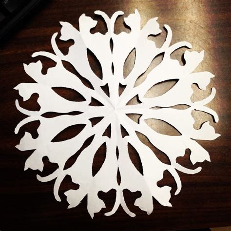 How to Make Paper Snowflakes | Craft projects for every fan!