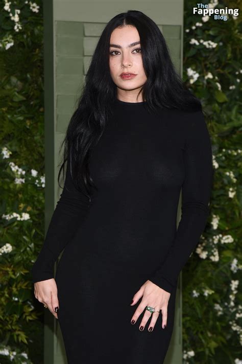 Charli Xcx Flashes Her Nude Tits At The Wsj Innovators Awards Fappening