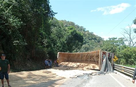 Carreta carregada de farelo de trigo tomba na BR 222 e causa interdição