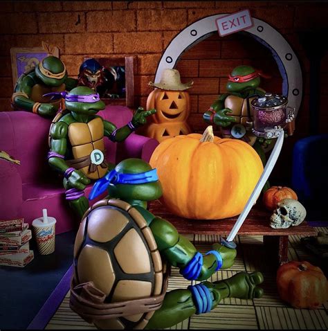 Halloween with the Turtles 🎃 by @ninja_turtoys on IG : r/NECATMNT