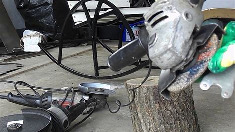 Как легко открутить гайку болгарки, если зажало диск