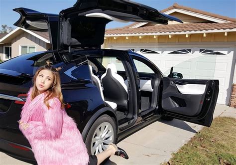 Nữ DJ An Giang chụp ảnh nude với Hồ Quang Hiếu và cuộc sống sang chảnh ở Mỹ