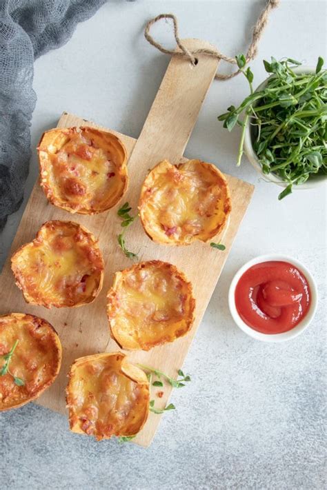 Tortillas Con Los Salchichones El Tomate Y El Queso Imagen De Archivo