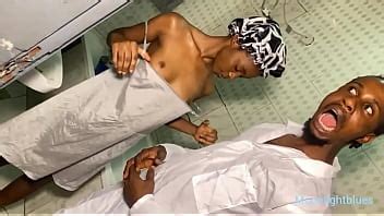 Une fille maigre et excitée baise un plombier BBC XVIDEOS