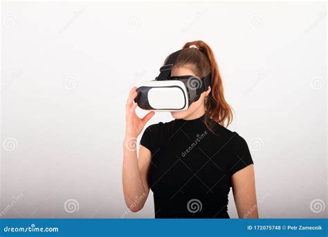 Brunette Ragazza Della Realtà Virtuale Fotografia Stock Immagine di realtà ragazza 172075748