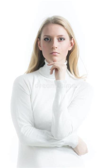Belle Fille Blonde Russe Sur Un Fond Blanc Dans Un Chemisier Translucide Blanc Image Stock