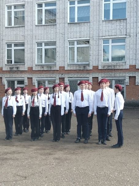 «Смотр строя и песни – хорошая традиция!» «Левой, левой…» — слышалось в ...