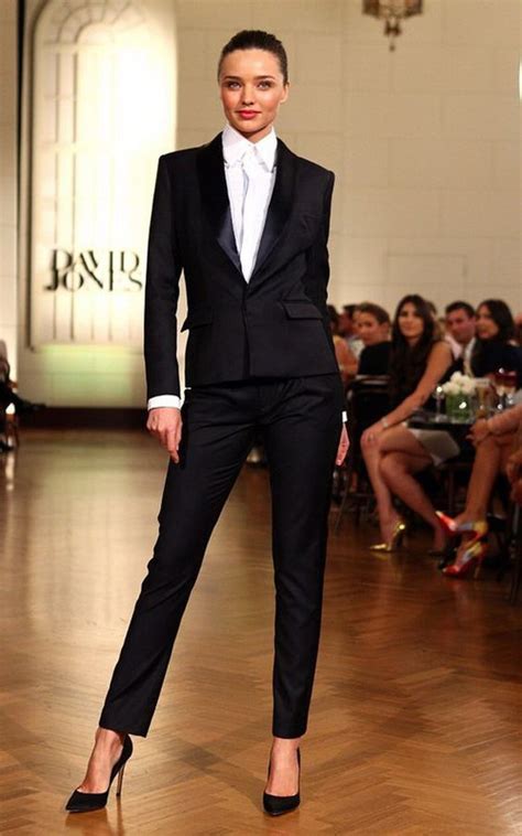 Офисные женские костюмы: мода 2017 года. Офисная одежда для девушек на ...