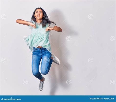 Joven Y Hermosa Mujer Latina Con Ropa Informal Sonriendo Feliz Foto De Archivo Imagen De Goce