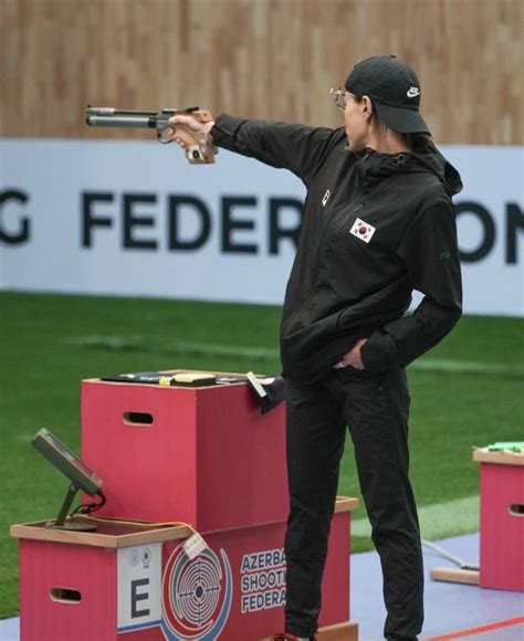 Nữ xạ thủ Hàn Quốc hot rần rần ở Olympic vì thần thái cực ngầu hút triệu view chỉ với một cú