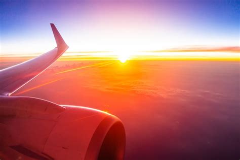 Belle vue aérienne de l aile de l avion sur un nuage blanc et ciel au