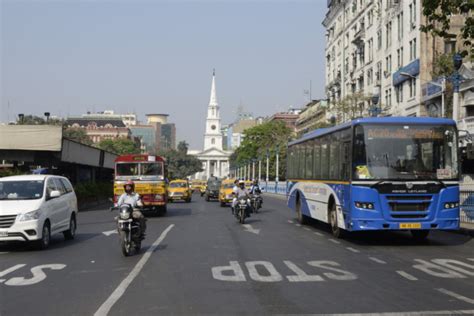 नहीं दिख रही Kolkata की सड़कों पर एक भी बस व ऑटो Sanmarg