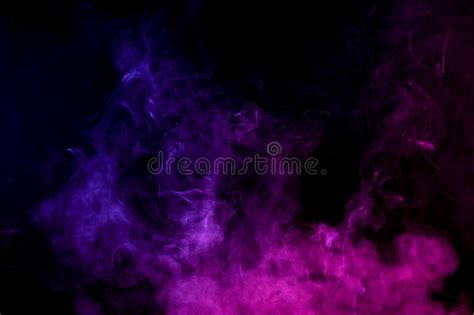 Cachimbo De Gua Roxo Abstrato Do Fumo Em Um Fundo Preto Foto De Stock