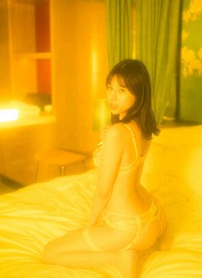 XiuRen秀人网 No 嫩模艾栗栗私房大尺度全裸露美乳翘臀撩人姿势火辣诱惑写真 P ia Porn Pic