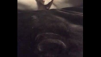 Chupando un enorme consolador y golpeando el coño con un tapón anal XVIDEOS