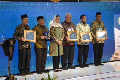 Gubernur Paman Birin Terima Penghargaan Anugerah Adinata Syariah Tahun