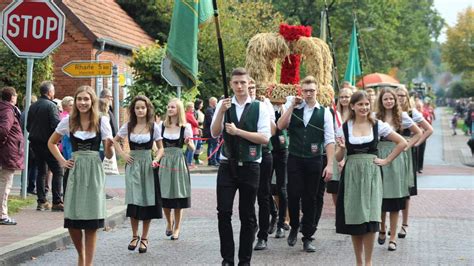 erntefest  breddorf zweitaegiges programm mit tanz und umzug