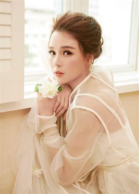 Tuổi rực rỡ của Sam cựu hot girl số Sài Thành Có trong tay