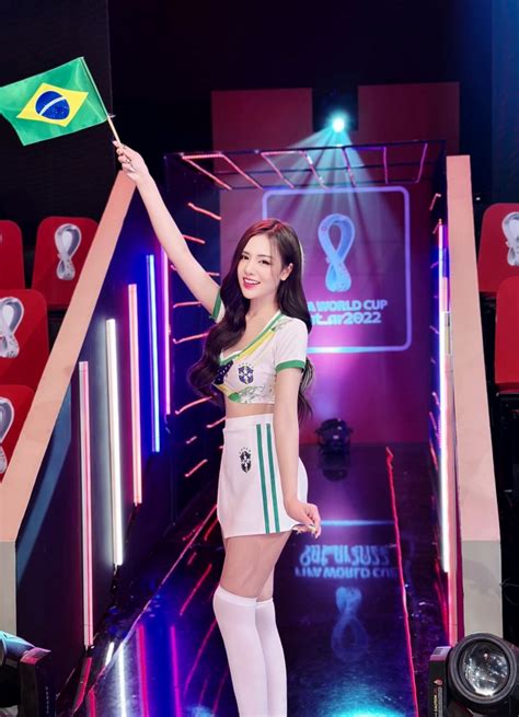 Nhan sắc hot girl World Cup được báo Hàn khen ngợi là nữ thần