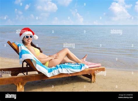 Junge frau im bikini liegend am strand Fotos und Bildmaterial in hoher Auflösung Alamy