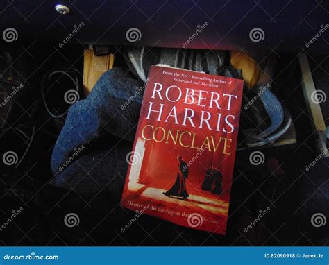Книга конклава Роберта Херриса Редакционное Стоковое Фото - изображение ...