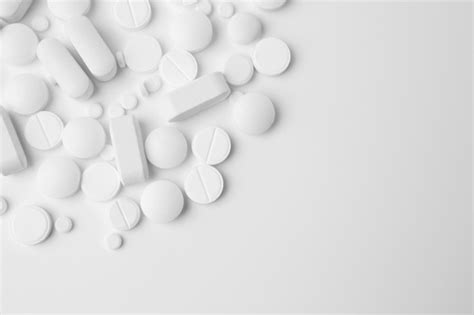 Montón De Diferentes Pastillas Sobre Fondo Blanco Foto Premium