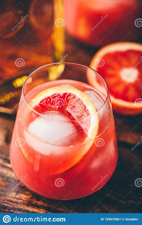 C Ctel Amargo De Whisky Con El Jugo De La Naranja De Sangre Imagen De