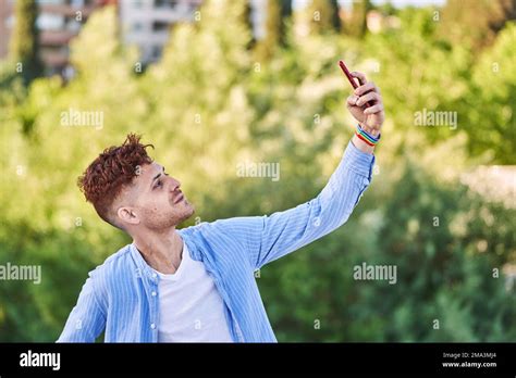 Homme gay jeune Banque de photographies et dimages à haute résolution Alamy