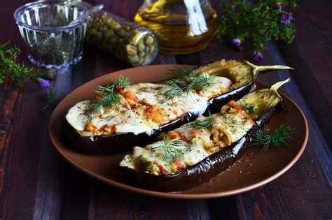 Баклажан запеченный с креветками и сыром - пошаговый рецепт