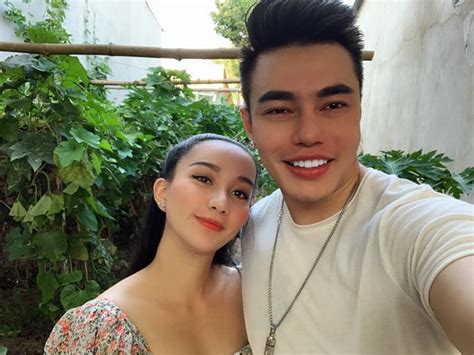 Nhan sắc cô em vợ xinh như hot girl mà thánh livestream kiếm bạc tỷ từng tán hụt