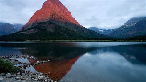 Tranquilo cuerpo de agua montaña cerca del cuerpo de agua paisaje