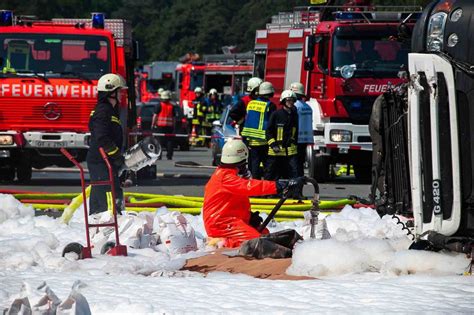 Lkw Fahrer Stirbt Bei Unfall Auf A Bei G Tersloh Fotostrecke