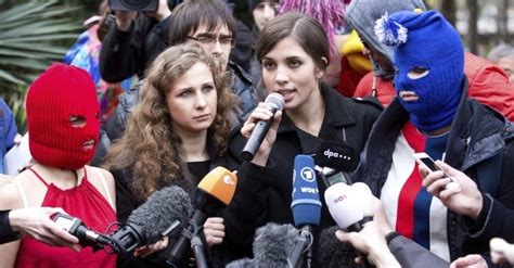 Integrantes Da Banda Pussy Riot S O Chicoteadas Por Seguran As De Sochi Ltimas Not Cias