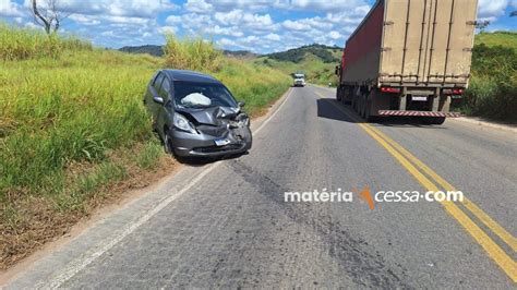 Idosa Faz Ultrapassagem Proibida E Bate De Frente Caminh O Na Mg