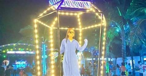 Bị chê bikini phản cảm vũ công bar bãi biển ở Hạ Long mặc áo chống nắng nhảy múa