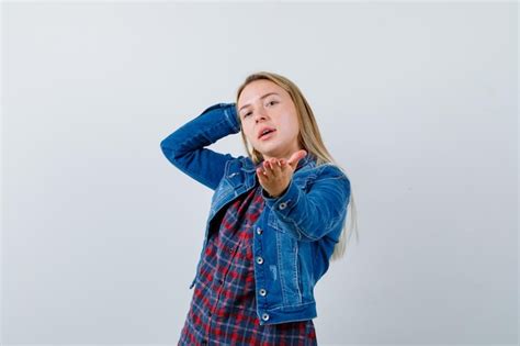 Jeune Femme Blonde Charmante Isol E Photo Gratuite