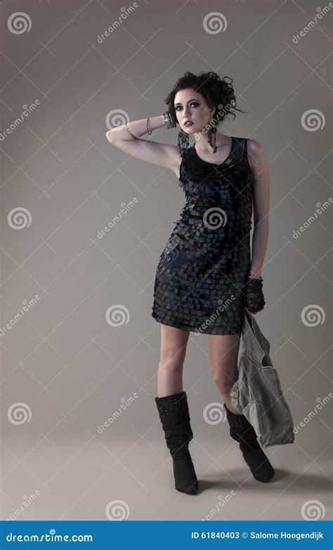 Sexy Brunette In Korte Kleding En Zwarte Laarzen Stock Afbeelding Image Of Handschoenen Hoog