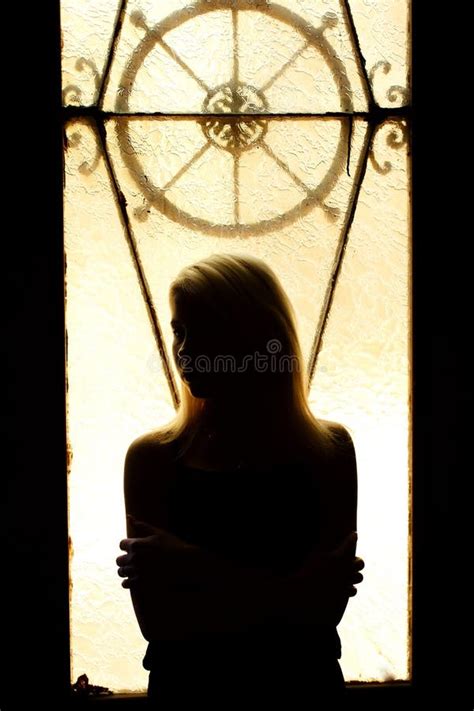 Mooi Jong Blonde Meisje Dramatisch Portret Van Een Vrouw In Dark Het Dromerige Wijfje Kijkt In