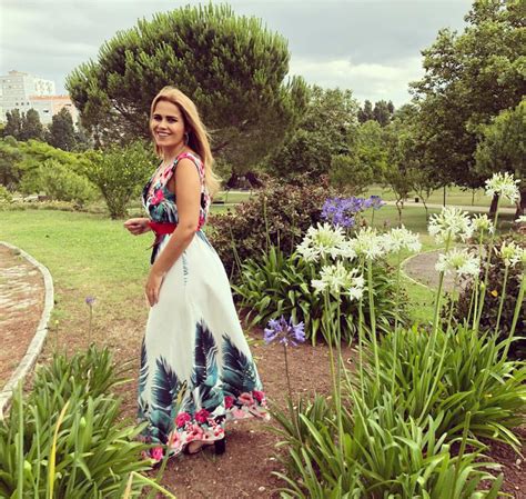 Apenas de lingerie Carina Ferreira surpreende dança sensual em discoteca