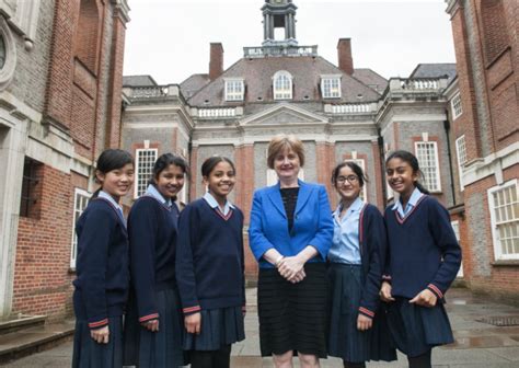 Meine Lehrerin In Einer Uniform Telegraph