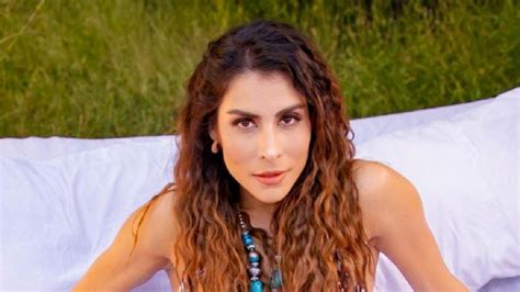 Modo playa María León posa con ajustado bikini y conquista la red El Heraldo de México