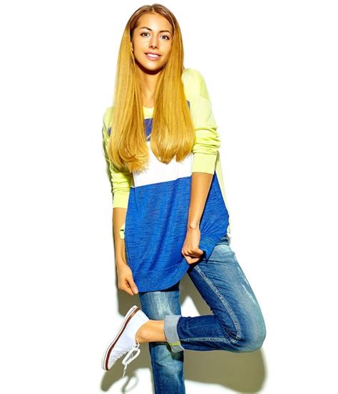 Portrait De Beau Heureux Mignon Sourire Femme Blonde Girl Dans D Sinvolte T