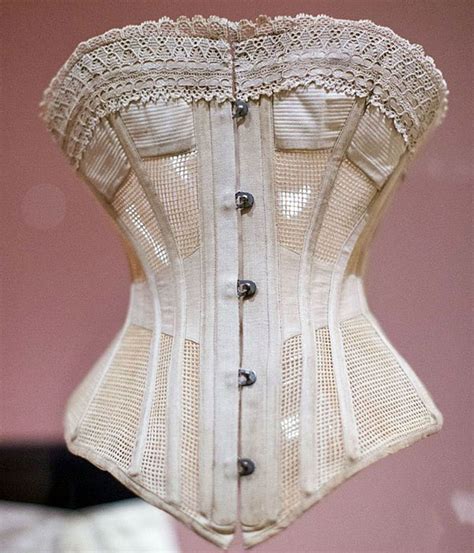 A Hist Ria Da Lingerie Exposta Em Londres Lilian Pacce