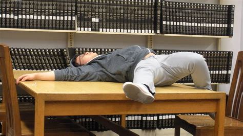 Спит на парте (50 фото) - фото - картинки и рисунки: скачать бесплатно