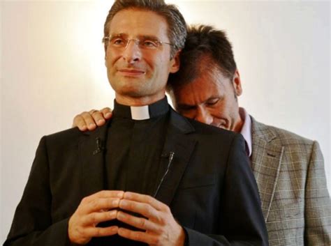 El Te Logo Del Vaticano Expulsado Por Ser Gay El Santo Oficio Odia Al Papa Cronica Home