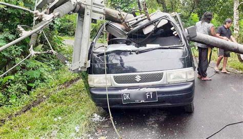 Nusabali Pohon Tumbang Timpa Karangasem