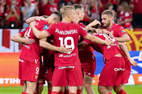 Widzew Łódź pokonał Ruch Chorzów Niebiescy grali w dziewiątkę