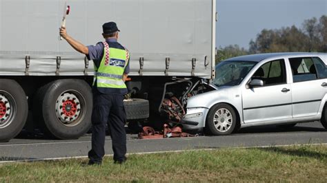 FOTO Težak sudar dvaju vozila jedna osoba ozlijeđena