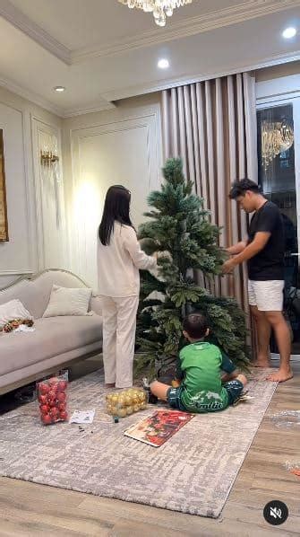 Hot girl Ly Kute cùng chồng trang trí cây thông Noel hé lộ mối quan hệ thân thiết của Khoai Tây